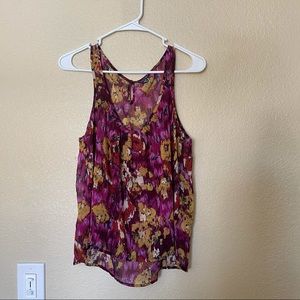 Abstract tank top with back key hole